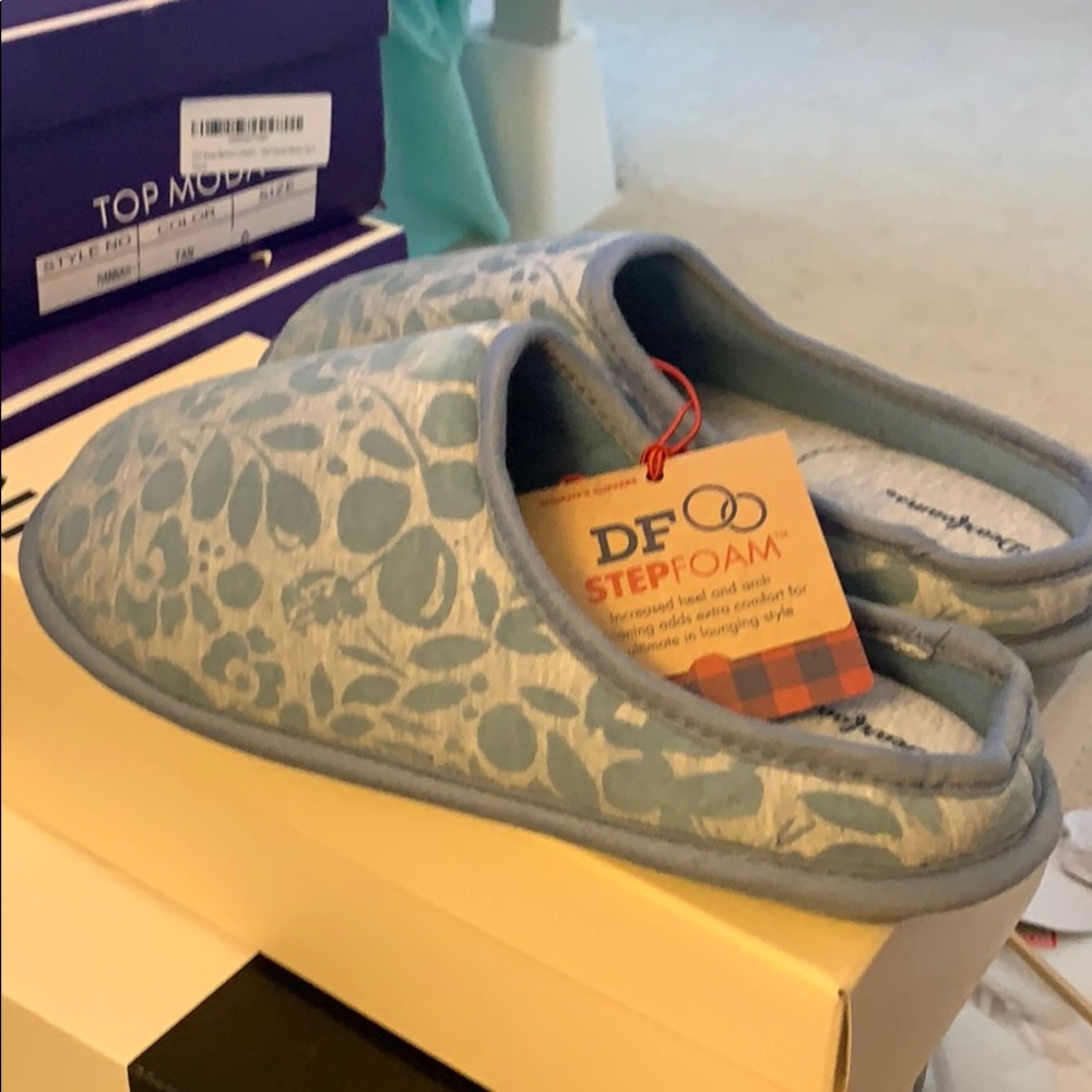 NWT Deerfoam Slippers